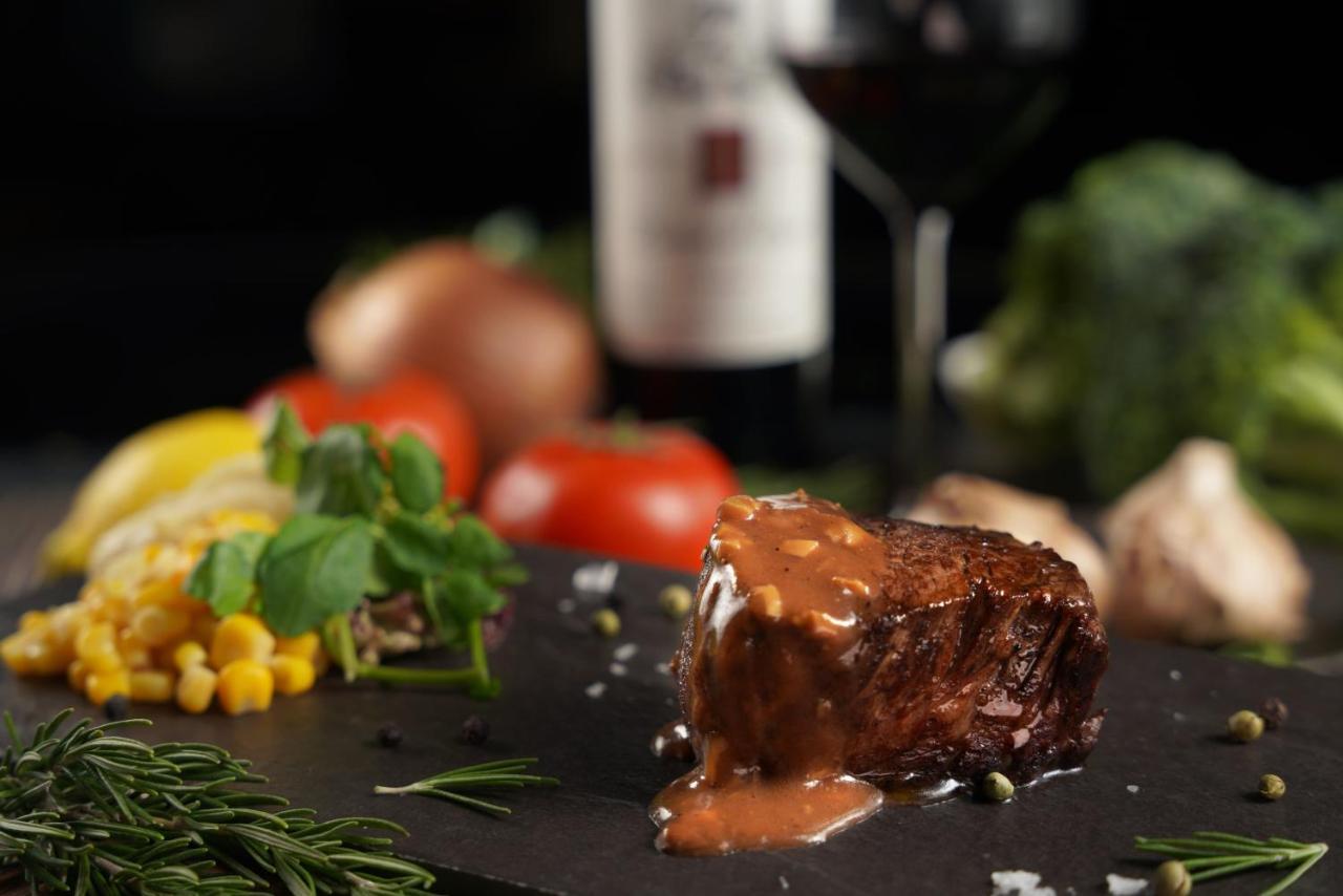 Palais De Chine Hotel Тайбей Екстер'єр фото A steak with a red wine sauce