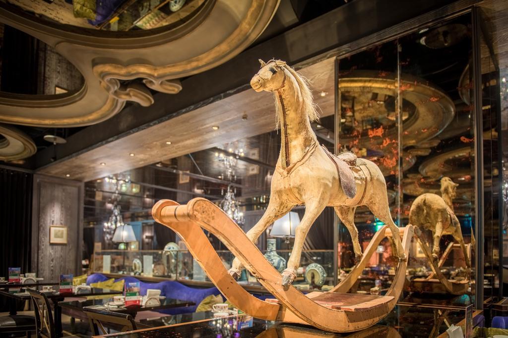 Palais De Chine Hotel Тайбей Екстер'єр фото The carousel at the entrance of the store